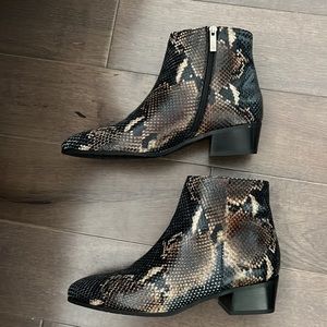 Aquaitalia womens waterproof boots, size 10. Never been worn.